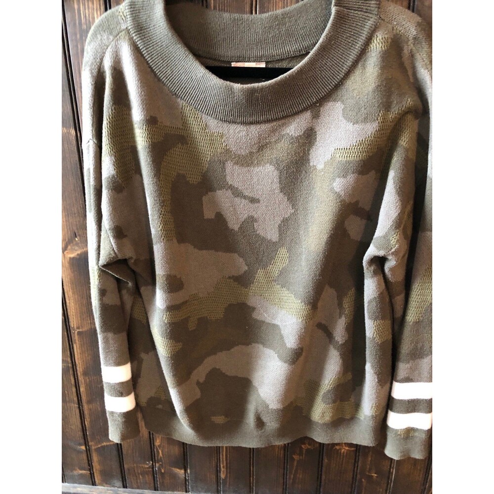 Camo print sweater Sz M